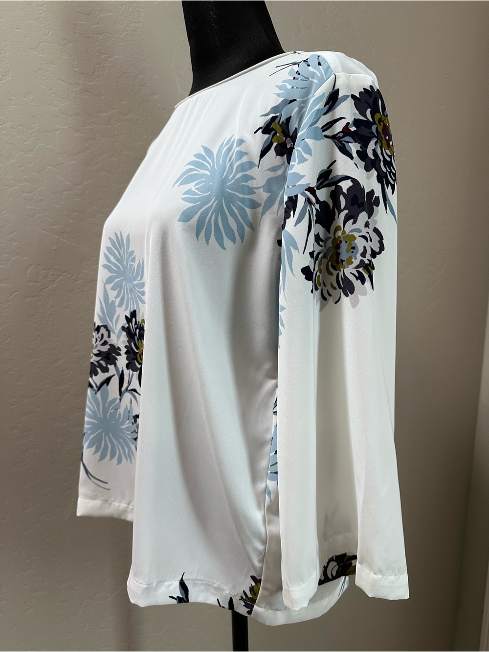 Ann Taylor Factory White Boatneck Top with Light Blue & Navy Floral Print - Picture 7 of 7